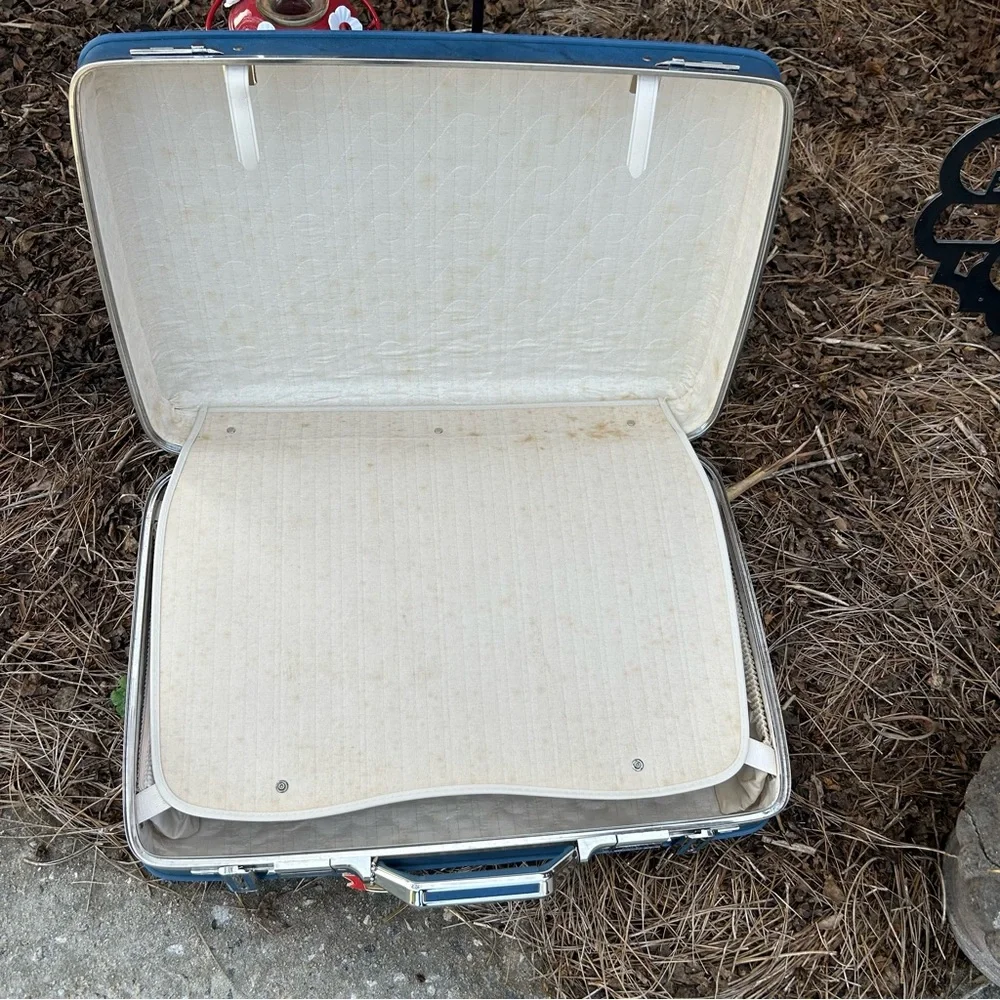 Vintage AMERICAN TOURISTER Luggage Travel Bag SWEET FIND GREAT COLOR !!